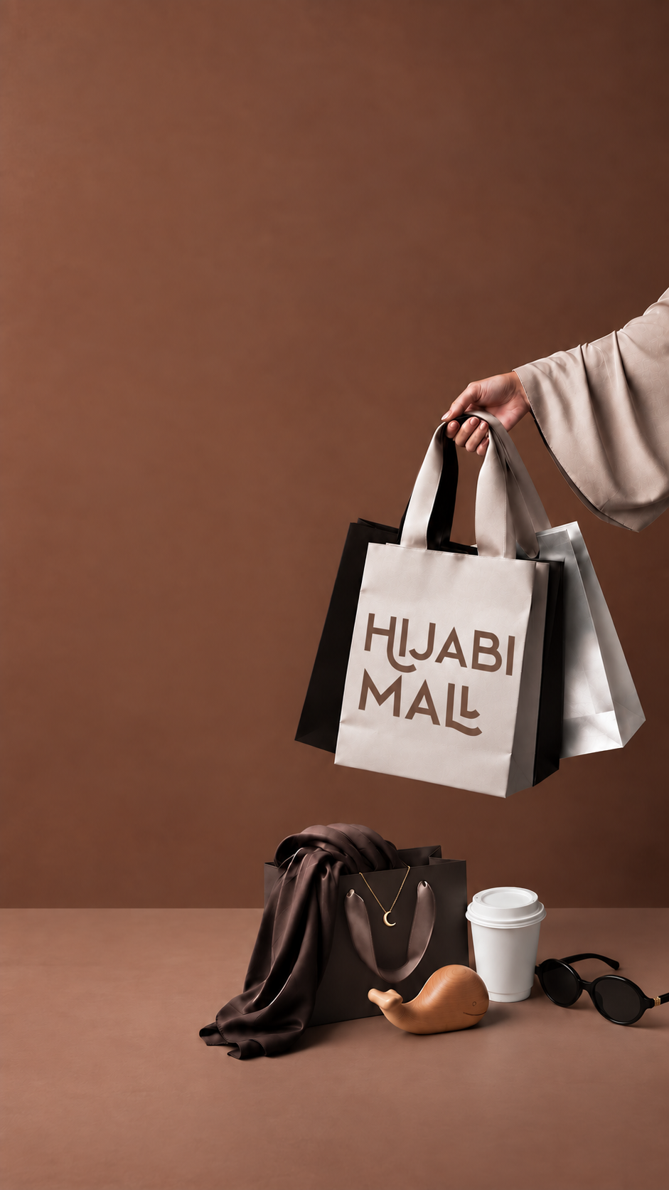 Frau mit Shopping-Tüten vor einem warmen braunen Hintergrund; auf der hellen Tüte steht Hijabi Mall